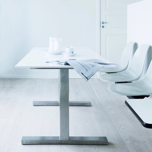 Spisebord med hvid corian bordplade og shakerben i stål